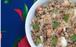 Tabule de quinoa e lentilha